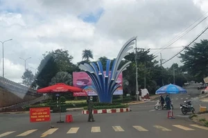 Mất việc do COVID-19, 10 người chọn cách đi bộ, được tài xế xe tải chở về 