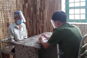 Bắt giam 2 cha con chiếm chỗ, đuổi công nhân ra khỏi khu tập thể