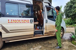 Xe chở 13 người né chốt kiểm dịch COVID-19