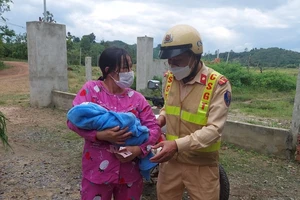 CSGT Đắk Nông hỗ trợ đưa mẹ con sản phụ vừa ra viện về nhà 