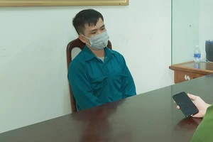 Cướp giật điện thoại Iphone trong chiếc ba lô quên kéo khóa 