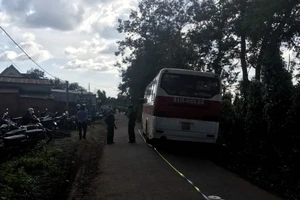 Ô tô không đóng cửa, 1 học sinh rơi xuống đường tử vong