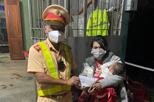 CSGT hỗ trợ 2 mẹ con bị kiệt sức trên đường từ TP.HCM về quê