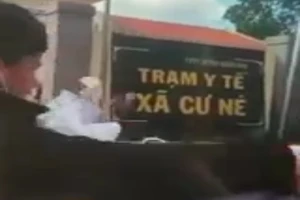 Nhân viên y tế xé áo blouse 