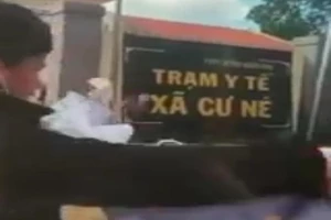 Vụ y sĩ xé áo blouse: Lãnh đạo Sở Y tế yêu cầu chấn chỉnh