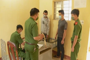 Nhốt người vào lồng sắt rồi đánh đến tử vong