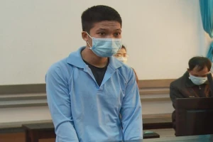 Rút dao đâm người vì bị trai làng đuổi đánh