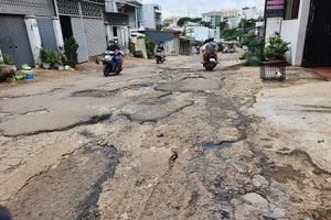 Đắk Lắk: Người dân ngán ngẩm đi trên con đường chi chít 'ổ voi'