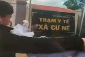 Đang bị xem xét kỷ luật, nhân viên y tế tiếp tục chửi lãnh đạo