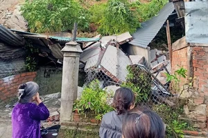 Sập nhà, 4 người nhập viện