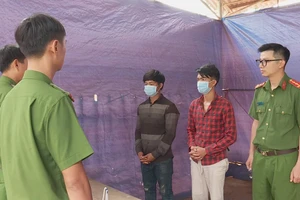 Bắt 2 thanh niên vô cớ giết người, đập xe máy người khác