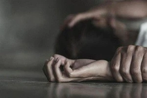 Gửi bé gái 12 tuổi sang hàng xóm ngủ nhờ thì bị xâm hại