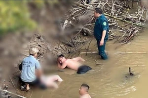 Kiệt sức sau khi nhảy xuống sông Sêrêpốk cứu sống 1 phụ nữ 