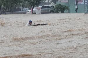Chùm ảnh: Mưa lớn làm ngập nhà, cuốn trôi người và xe máy ở Bình Định