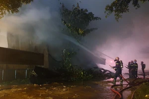 Hàng trăm chiến sĩ chữa cháy nhà kho trong đêm