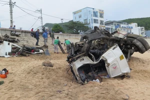 Xe bồn lao xuống biển làm 3 người thương vong