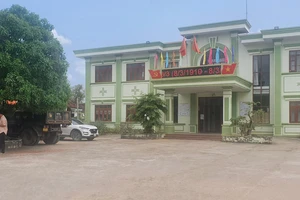 Dân bất ngờ vì... được cấp phát bù 0,4 kg gạo