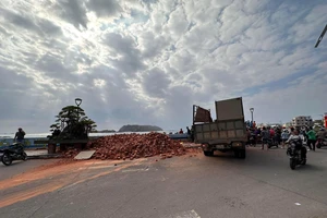 Lật xe chở gạch, 4 người thương vong