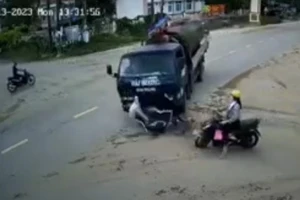 Đi xe đạp điện qua đường, 2 học sinh bị xe tải tông thương vong