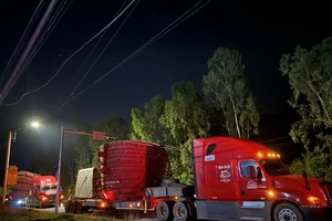 Tạm đình chỉ 2 xe chở hàng siêu trường vì không có lực lượng điều tiết, dẫn đường