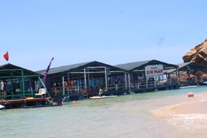 Sẽ cưỡng chế loạt 'nhà hàng nổi' trái phép ở Hòn Khô trong tuần tới