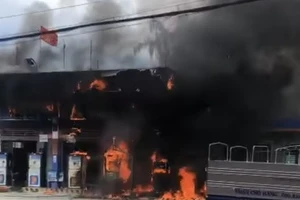 Bình Định: Cảnh sát PCCC dập đám cháy cây xăng sau hơn 10 phút nhận tin