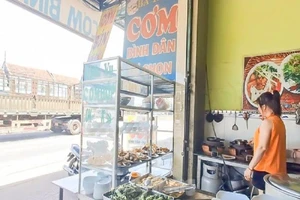 Phạt chủ quán cơm bị ‘tố’ bán thức ăn thừa cho khách