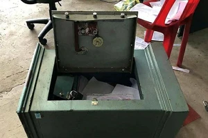 Đi đám cưới về thì phát hiện mất hơn 400 triệu trong két sắt