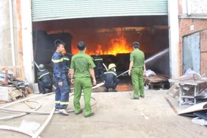 Đang cháy dữ dội công ty gỗ ở Bình Dương