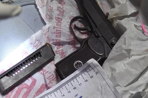 Khám xét ma túy 'lộ' ra súng K59, đạn, roi điện 