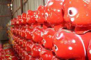 Tất bật 'trang điểm' cho heo đón Tết