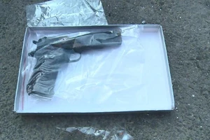 Thu giữ súng tại nhà đầu nậu ma túy ở Bình Dương