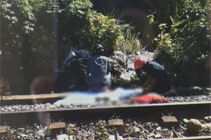 Cô gái trẻ nghi lao vào đoàn tàu tự tử