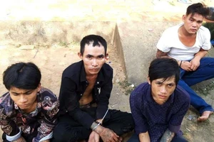Nhóm trộm gạ tiền chuộc giấy tờ người bán hoa ở Bình Dương
