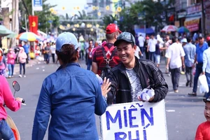 Không sợ đói, khát khi đi lễ hội ở Bình Dương