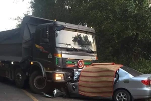 Đấu đầu với xe tải, 4 người thương vong