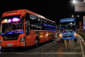 Người mẹ ôm thi thể con gái gào khóc giữa đường