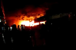 Bình Dương: Hàng loạt ki-ốt bị cháy rụi trong đêm