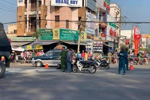 Tránh xe máy, ô tô ben tông tử vong người bán gà ở Bình Dương