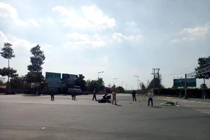 Con trai ôm thi thể mẹ khóc ngất sau tai nạn ở Bình Dương