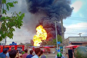 Lửa ở kho hóa chất thiêu rụi 1 quán nhậu ở Bình Dương
