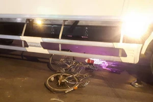 Bé gái 14 tuổi bị xe tải ôm cua cán tử vong