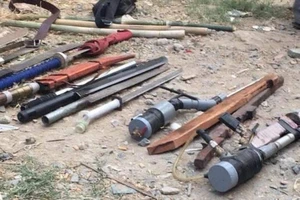 Thủ dao kiếm, lựu đạn chuẩn bị đi truy sát đối thủ thì bị bắt