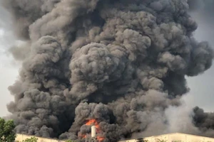 Cháy lớn tại công ty chuyên sản xuất đèn dầu