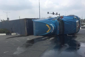 Lật container ở Bình Dương, cả nhà thoát chết trong gang tấc