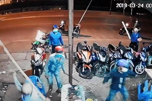 Nhóm người dùng hung khí tuyên bố “dẹp” quán trước mặt công an