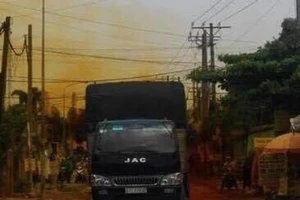 Hóa chất từ xe tải tràn ra đường, bốc mùi khó chịu