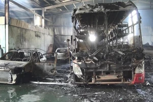 Cháy garage, 5 chiếc ô tô bị thiêu rụi