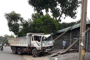 Nhiều người may mắn thoát nạn khi xe ben bất ngờ nổ lốp