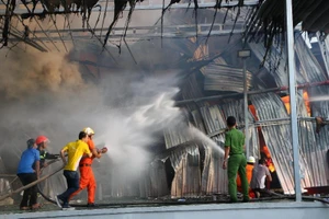 Bình Dương: Công ty sản xuất ghế nệm sofa cháy dữ dội 